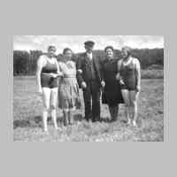 028-0043 1943 auf den Deimewiesen. Von links Christel Schweichler, Anna Schubert, Albert Schubert, Lehrerin aus Berlin und Hildegard Schubert..jpg